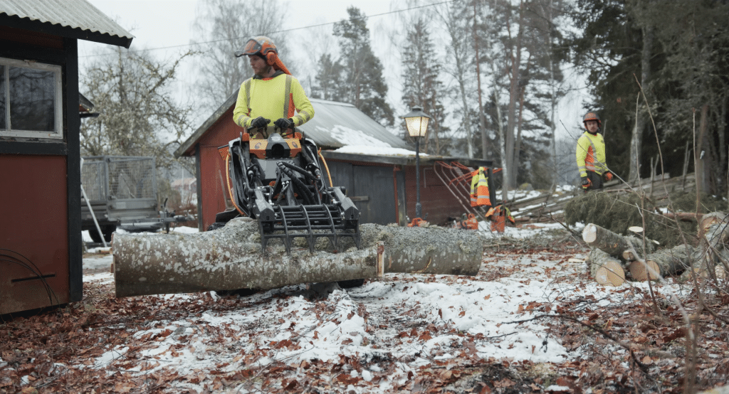 Djupeskog Trädfällning, Professionell bortforsling av grenar och ris.